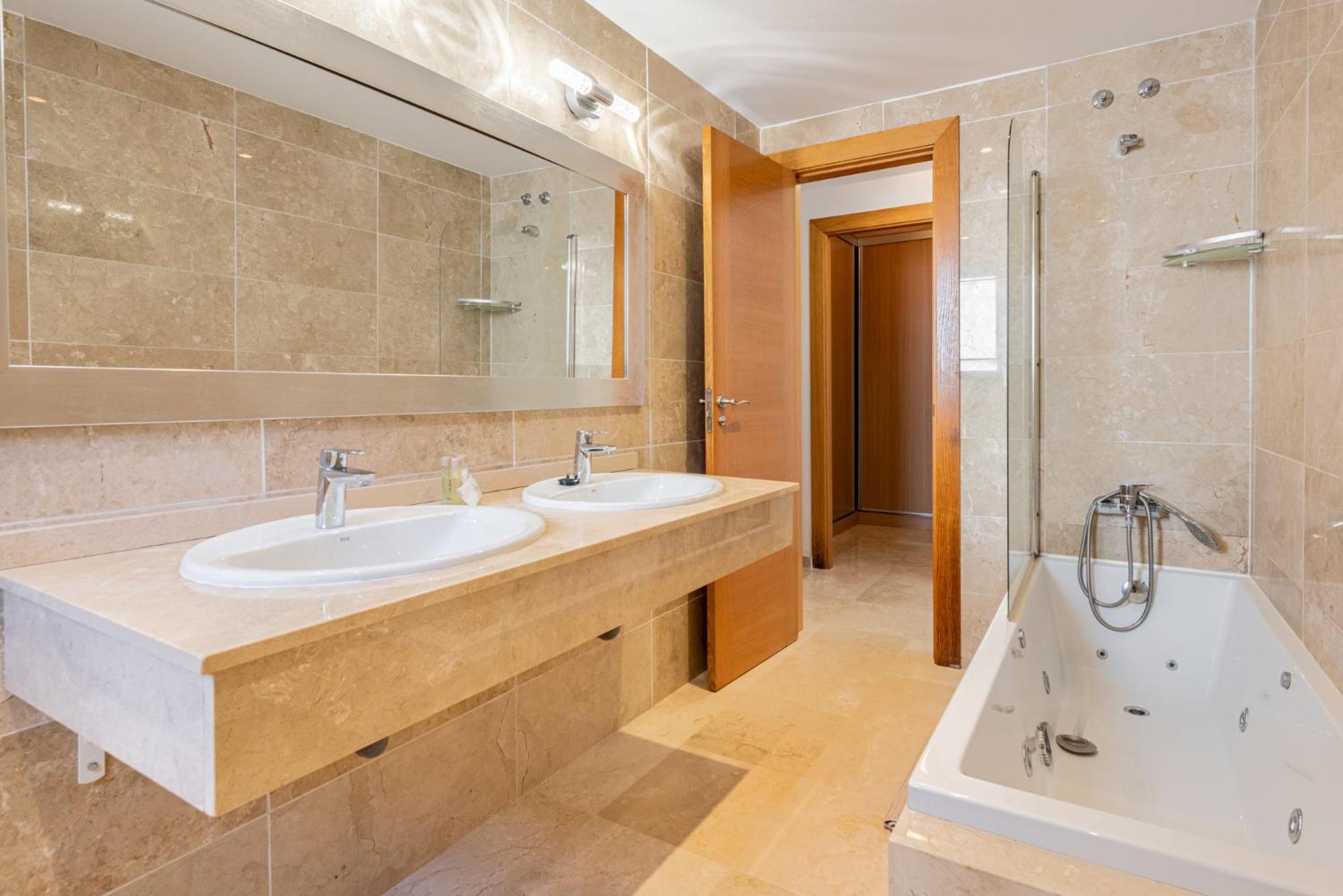 Apartment 3 Bedroom Huge Terrace Pool & Views *
