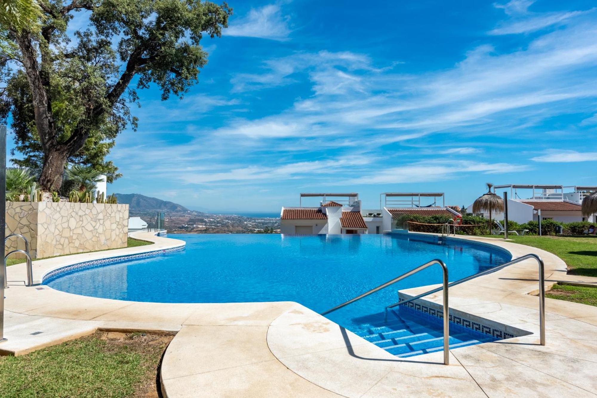 Apartment 3 Bedroom Huge Terrace Pool & Views *